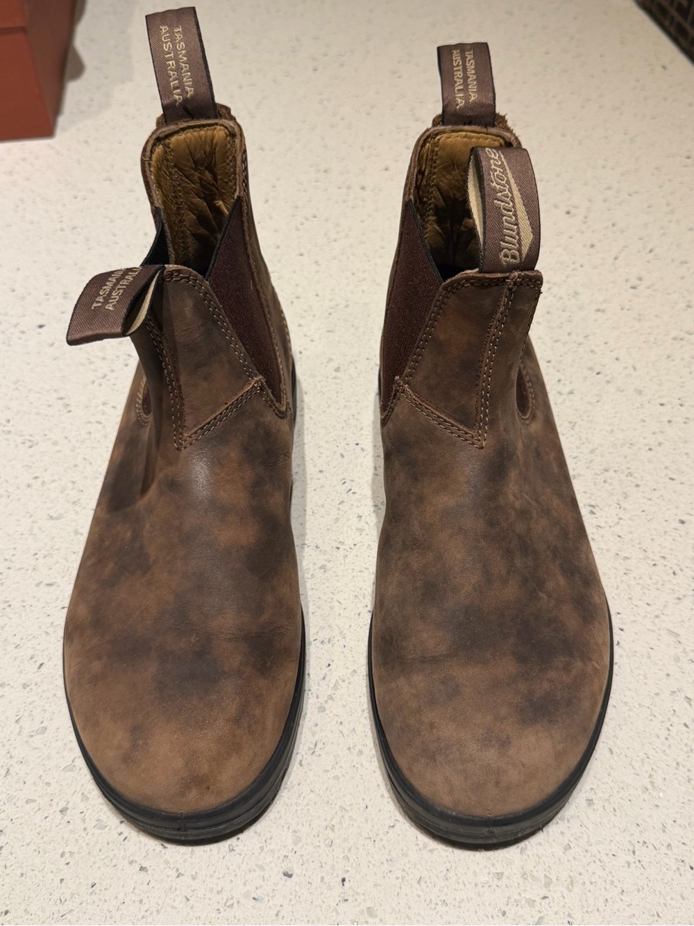 Blundstone-Brown Chelsea Rustic Boots - Picture 2 of 8